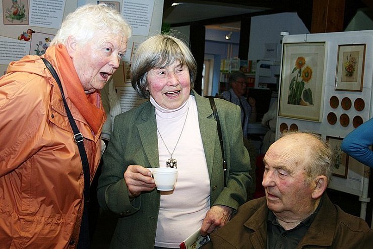 die Zeitzeugen (von links) Ruth Steinhage und die Eheleute Heinz und Edith Meise. - © Foto: Frevert