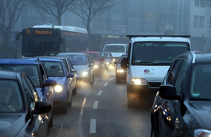 Auch im Innenstadtbereich staute sich der Verkehr am Donnerstagmorgen. - © FOTO: WOLFGANG RUDOLF