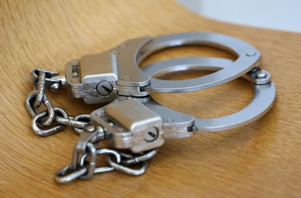 Die beiden Schmuggler wurden am Flughafen der indischen Millionenmetropole Lucknow festgenommen. - © Bernd Wüstneck/dpa