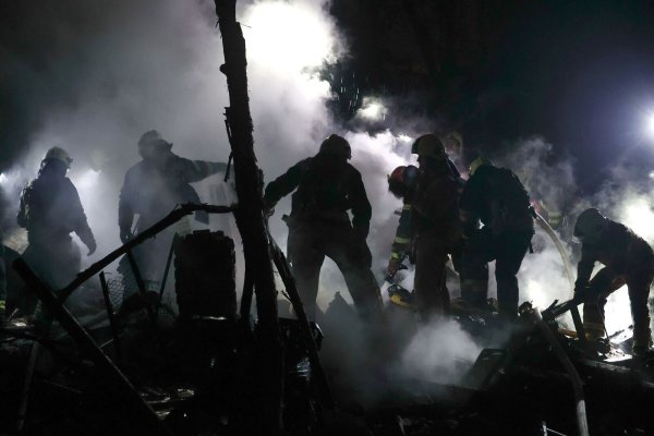Rettungskräfte sind nach einem russischen Raketenangriff auf das Zentrum von Charkiw im Einsatz. - © Uncredited/ukrin/dpa