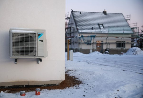 Das Gebäudeenergiegesetz sieht vor, dass von 2024 an jede neu eingebaute Heizung zu 65 Prozent mit Erneuerbaren Energien betrieben werden muss. - © Jan Woitas/dpa