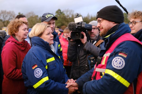 Bundesinnenministerin Nancy Faeser trifft Einsatzkräfte des Technischen Hilfswerks (THW) und der Bundespolizei. - © Markus Hibbeler/dpa