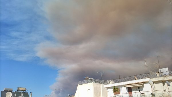 «Die Flammen steigen mehr als 25 Meter hoch.» - © Takis Tsafos/dpa