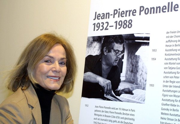 Margit Saad neben einem Bild ihres Mannes Jean-Pierre Ponnelle. - © Tom Maelsa/dpa