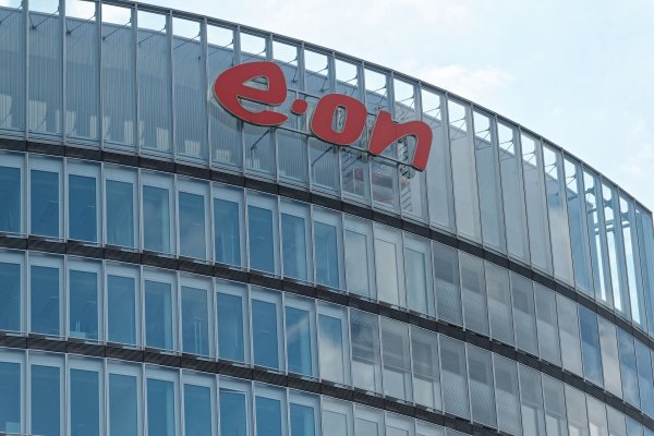 Das Firmenlogo ist an der Fassade des Hauptgebäudes des Energiekonzerns Eon zu sehen. - © Henning Kaiser/dpa