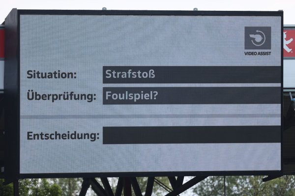 Der Videobeweis sorgt im Fußball weiter für Diskussionen. - © Andreas Gora/dpa