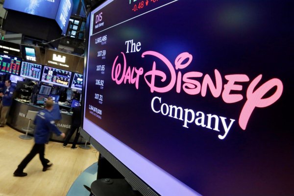 Das Logo von Walt Disney auf einem Bildschirm an der New Yorker Börse. Disney und andere Streaming-Anbieter haben bisher hohe Verluste in Kauf genommen, um dem Vorreiter Netflix Marktanteile abzujagen. - © Richard Drew/AP/dpa