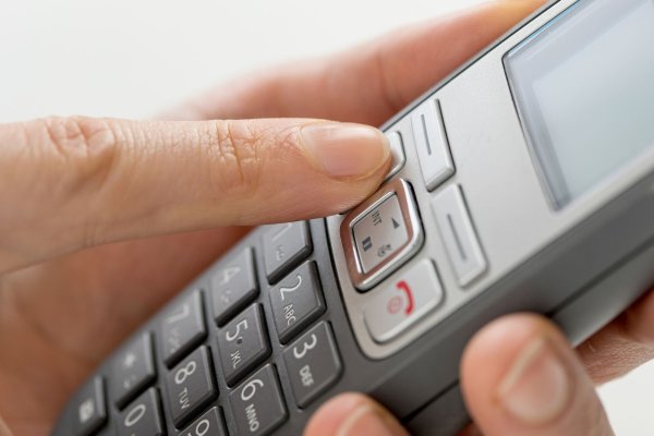 Im Schnitt liegen in den deutschen Haushalten zwei alte Smartphones, die nicht mehr gebraucht, aber auch nicht recycelt werden. - © Christin Klose/dpa-tmn