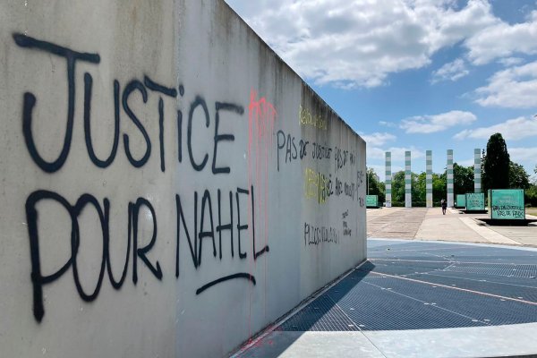 «Gerechtigkeit für Nahel»: Seit dem Tod des 17-Jährigen durch eine Polizeikugel wurde Frankreich von schweren Krawallen erschüttert. - © Cara Anna/AP/dpa