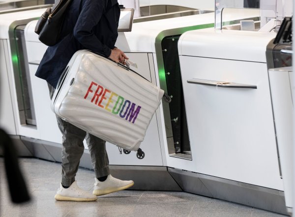 Passagiere der Lufthansa checken in Frankfurt ihr Gepäck an neuen Automaten zur Gepäckaufgabe selbstständig ein. - © Boris Roessler/dpa