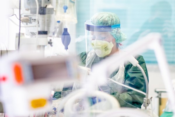In Notfällen will Gesundheitsminister Spahn zulassen, dass Pfleger und Ärzte auch dann weiter arbeiten dürfen, wenn sie sich mit dem Coronavirus infiziert haben. - © picture alliance