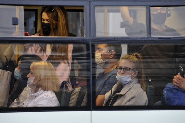 In vollen Bussen und Bahnen treffen Fahrgäste immer wieder auf Mitreisende, die ihre Masken nicht richtig tragen. Besonders beliebt ist die freiliegende Nase. - © picture alliance