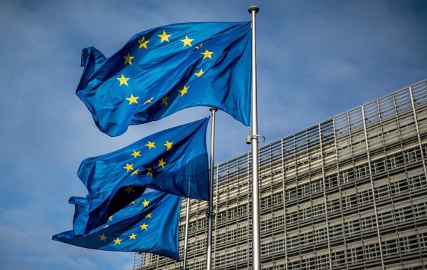 Die EU-Kommission schränkt die Verwendung einiger Ewigkeitschemikalien in Textilien, Kosmetika und Lebensmittelverpackungen ein. (Archivbild) - © Michael Kappeler/dpa