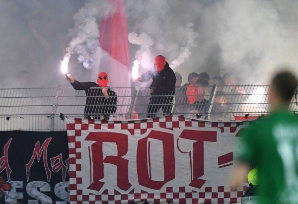 Im Fall um einen Böllerwerfer muss eine neue Strafe gefunden werden - © Maik Hölter/Team2sportphoto/dpa