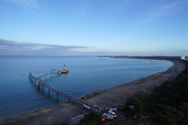 Nach fast fünf Jahren Bauzeit wird die neue 427 Meter lange Seebrücke am Timmendorfer Strand eröffnet. - © Marcus Brandt/dpa
