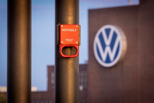 VW könnte einem Bericht zufolge Zehntausende Stellen abbauen. - © Moritz Frankenberg/dpa