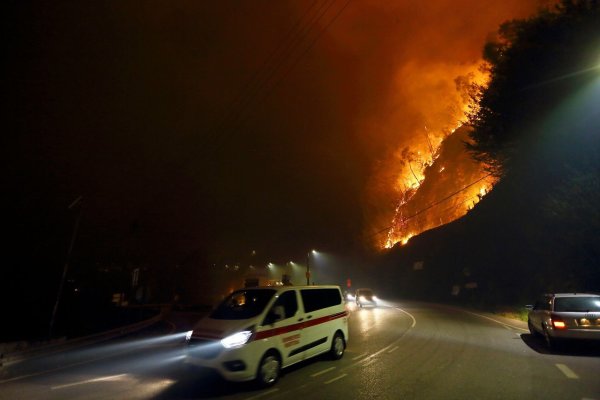 Weniger Wind, steigende Luftfeuchtigkeit und vor allem die Ankündigung von Regen machten den Menschen Hoffnung auf ein Ende der vielen Brände. - © Bruno Fonseca/AP/dpa