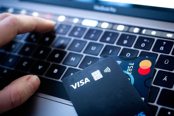 Der Kreditkartenanbieter Visa rollt ein neues Bezahlverfahren aus. (Archivbild) - © Sina Schuldt/dpa