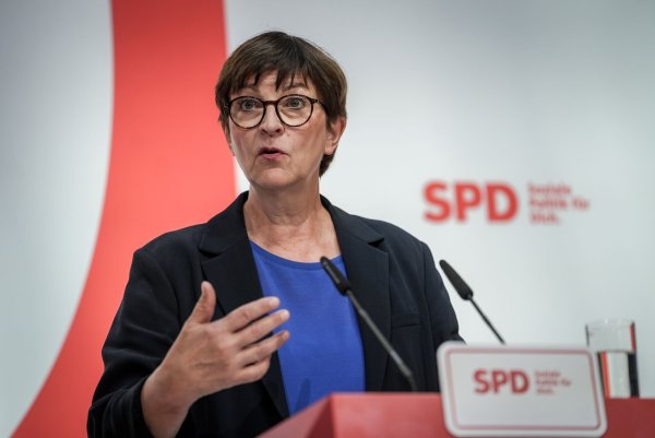 Das Tariftreuegesetz kommt, da ist sich die SPD-Vorsitzende Esken sicher. Aber offensichtlich stellt sich die FDP noch quer. (Archivbild) - © Kay Nietfeld/dpa