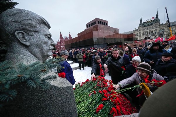 Der Beliebtheit Stalins bei den Russen tun die Repressionen gegen Millionen Menschen keinen Abbruch (Archivbild) - © Alexander Zemlianichenko/AP/dpa