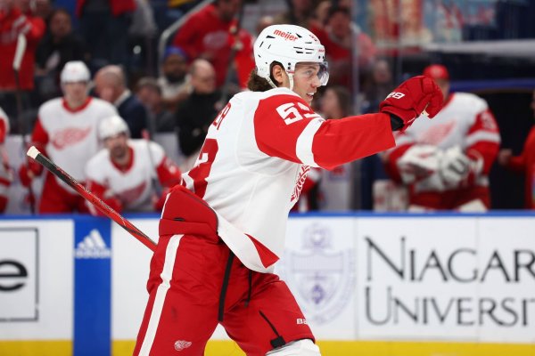 Eishockey-Star Moritz Seider unterschreibt einen Siebenjahresvertrag bei den Detroit Red Wings. - © Jeffrey T. Barnes/AP/dpa