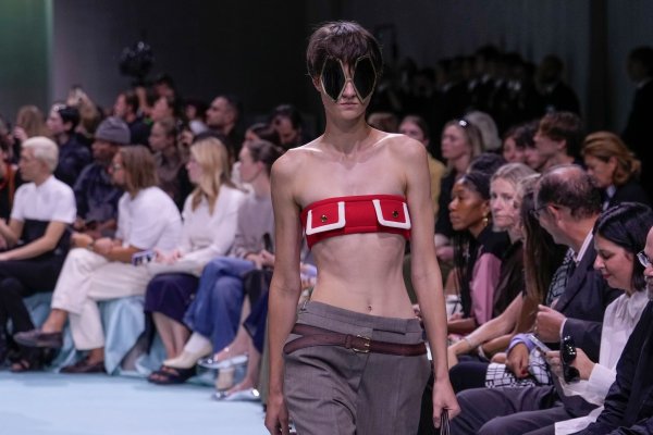 «Wir sehen in jeder Frau eine Superheldin», sagt Raf Simons über die Prada-Kollektion. - © Luca Bruno/AP/dpa