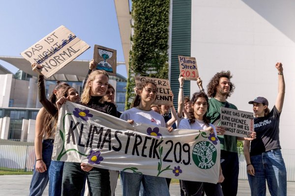 Wollen am Freitag in mehr als 100 Orten auf die Straße gehen: Klimaschützer von Fridays for Future. - © Carsten Koall/dpa