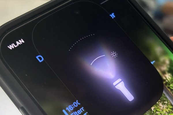 Neue Spielerei: Das Licht der Taschenlampe lässt sich unter iOS 18 zu einem Kegel bündeln oder stufenlos breit streuen. - © Franziska Gabbert/dpa-tmn