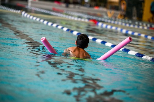 Das Kind früh anmelden und das Lehren den Profis überlassen: Die DLRG empfiehlt Schwimmkurse bereits im Vorschulalter. - © Jens Kalaene/dpa/dpa-tmn