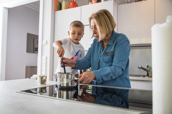 Beim gemeinsamen Kochen ist Vorsicht geboten: Heiße Töpfe und spritzende Flüssigkeiten können schnell zu Verbrühungen führen. - © Christin Klose/dpa-tmn