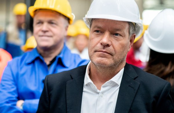 Wirtschaftsminister Habeck besucht die Meyer Werft im Rahmen seiner Nordwest-Tour. - © Hauke-Christian Dittrich/dpa