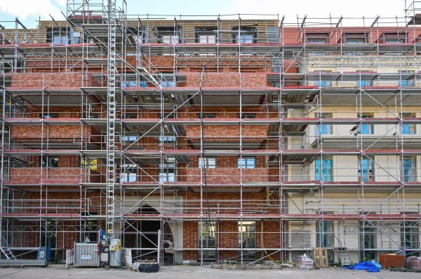 Das Gewos-Institut erwartet eine Erholung am Immobilienmarkt - denn Wohnraum ist etwas erschwinglicher geworden (Archivfoto). - © Patrick Pleul/dpa