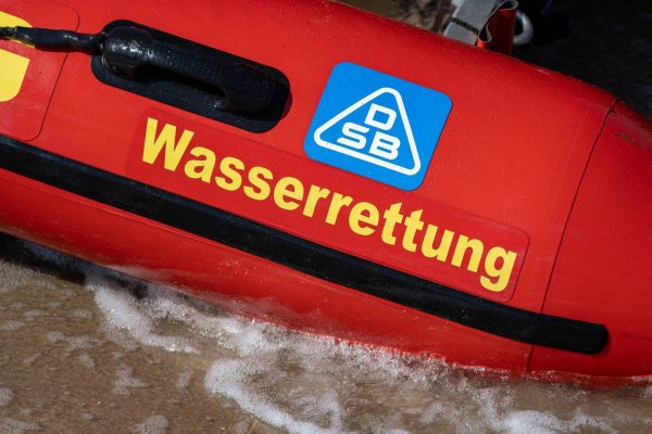 Die Zahl der Badetoten ist im laufenden Jahr deutlich gestiegen - mindestens 353 Menschen sind ertrunken. (Symbolbild) - © Stefan Sauer/dpa