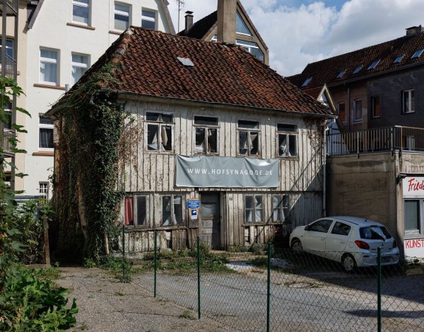 Blick auf die Hofsynagoge in Detmold, um die ein juristischer Streit um den Denkmalschutz entbrannt ist. (Foto Archiv) - © Friso Gentsch/dpa