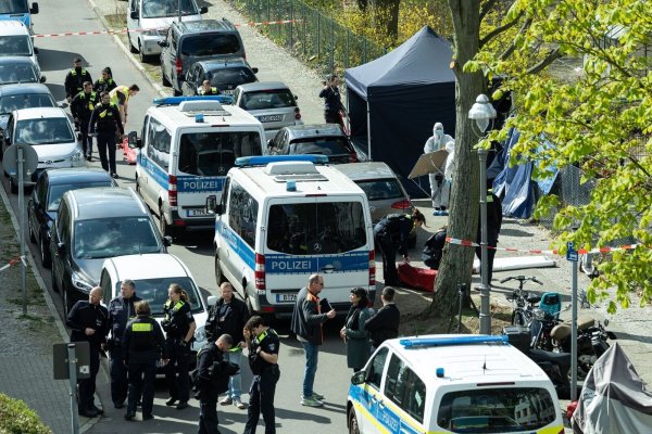 Polizisten und Beamte der Spurensicherung in weißen Schutzanzügen stehen an dem Ort, wo ein toter Mann gefunden wurde. - © Hannes P. Albert/dpa
