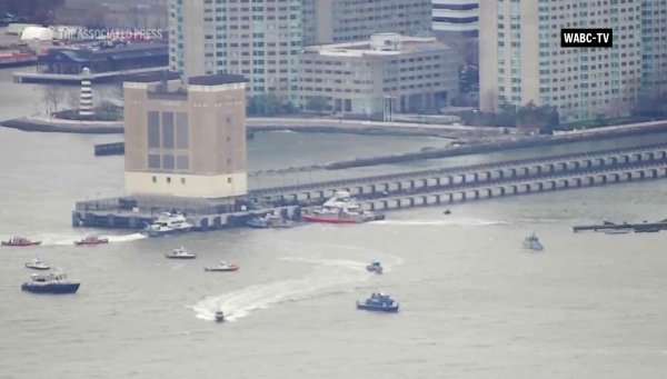 Die ersten Einsatzkräfte waren binnen Minuten vor Ort. - © -/WABC-TV/AP/dpa