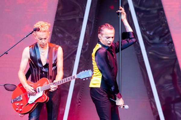 Dave Gahan und Martin Gore von Depeche Mode bei einem Konzert im Berliner Olympiastadion im Juli 2023. - © Christoph Soeder/dpa