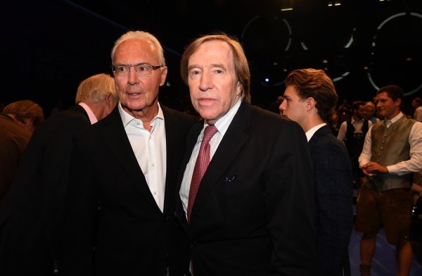 Franz Beckenbauer (l) erkundigte sich bei Günter Netzer über Nahtod-Erfahrungen. - © Felix Hörhager/dpa