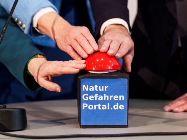 Auf dem Portal lassen sich neben Warnungen auch Tipps für den Fall einer Naturgefahr finden. - © Andreas Arnold/dpa