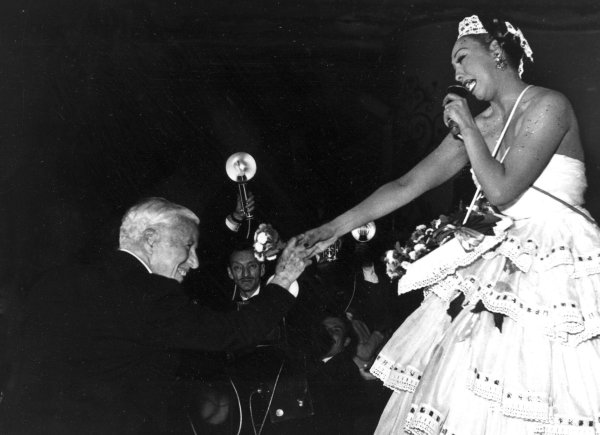 Josephine Baker - hier auf einem Foto aus den 50er Jahren mit Charlie Chaplin. - © -/AP Photo/dpa