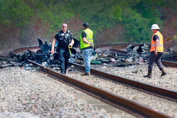 Das Flugzeug ging in Flammen auf. - © Mike Stocker/South Florida Sun-Sentinel/AP/dpa