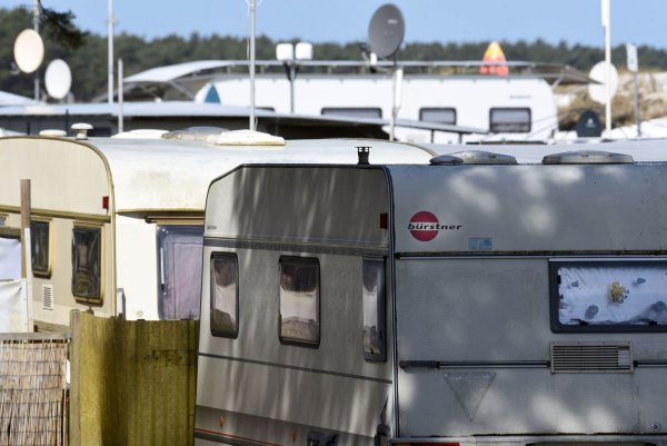 Blick auf einen gut gefüllten Campingplatz - auch andere Campingplätze Nordrhein-Westfalens könnten in den Osterferien gut besucht sein. - © Frank Hormann/dpa-Zentralbild/dpa