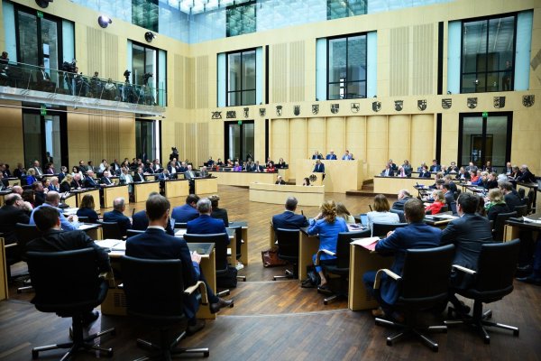 Kommunale Altschulden, Abschuss von Wölfen, K.-o.-Tropfen - damit beschäftigt sich die Länderkammer. - © Bernd von Jutrczenka/dpa