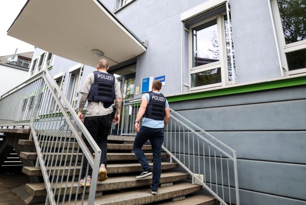 Nach Schreiben mit rechtsradikalen Äußerungen hat die Polizei vier Verdächtige ermittelt. (Archivbild) - © Christoph Reichwein/dpa