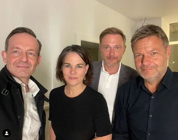 Es sah so cool aus und war doch Arbeit: Das Selfie der einstigen Gegner von Grünen und FDP bei der Bildung der Ampel-Koalition. (Archivbild) - © Volker Wissing/FDP/instagram/dpa