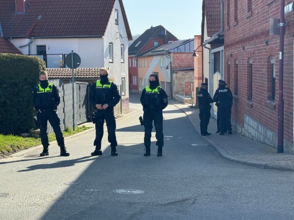 In Klettbach fanden Beamte am Morgen vier tote Menschen in einem Haus. - © Johannes Krey/dpa-Zentralbild/dpa