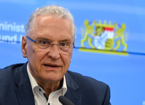 Joachim Herrmann warnt vor einer verschärften Sicherheitslage. (Archivbild) - © Arne Dedert/dpa
