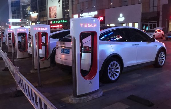 Die teuren Modelle S und X haben nur einen geringen Anteil am Tesla-Geschäft in China. (Archivbild) - © Yan Bo/SIPA Asia via ZUMA Wire/dpa