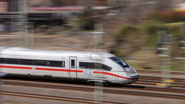 Nicht mal zwei von drei Fernzügen der Deutschen Bahn waren im März pünktlich. (Archivbild) - © Jan Woitas/dpa