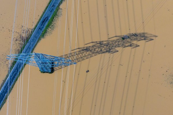 In Österreich entspannt sich die Hochwasser-Lage nur langsam. - © Christoph Reichwein/dpa